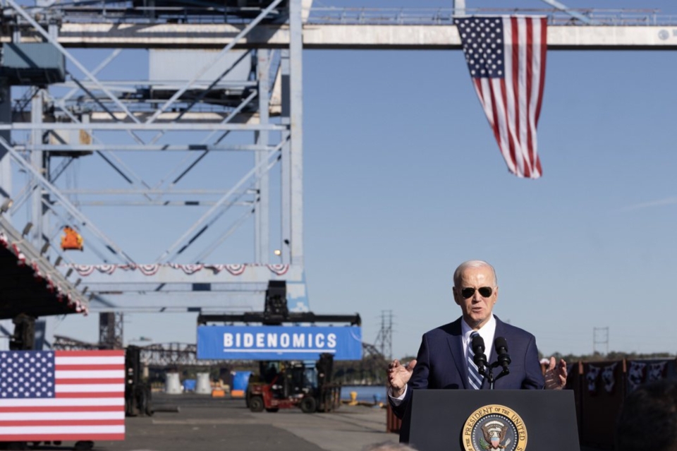 美國總統拜登在費城港宣布規模70億美元的氫能投資補助案。(歐新社)