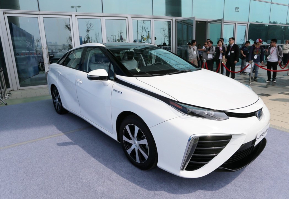 日本豐田汽車開發的氫能車款「Mirai」，運用全新科技，是全球第一輛量產的燃料電池車。 記者劉學聖／攝影