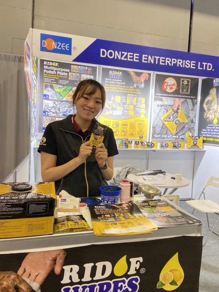Donzee presented their water-soluble polishing paste, demonstrated on-site, capable of treating various metal surfaces. (Photo courtesy of Dennis Hsiao)