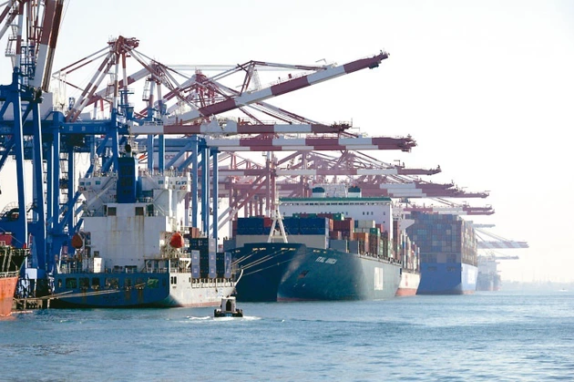 经济部昨（20）日发布10月外销订单金额为528.7亿美元，年减4.6%，为连续14个月呈负成长走势。图为高雄港货柜码头。 （联合报系资料库）