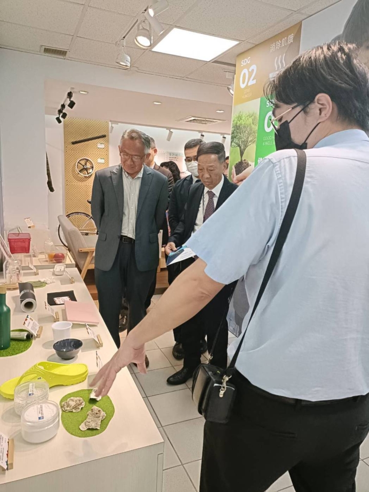 來賓參觀塑膠中心研發的永續循環產品。楊聰橋/攝影 來賓參觀塑膠中心研發的永續循環產品。楊聰橋/攝影
