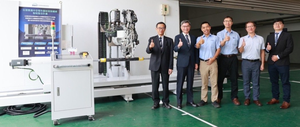 會場發表熱塑複材纏繞帶材料技術,塑膠中心副總經理邱政文(左起)、塑膠中心總經理蕭耀貴、孟申機械董事長侯凱元及副總經理林風元、塑膠中心張修誠博士及童啟哲博士在生產設備前合影。塑膠中心/提供 會場發表熱塑複材纏繞帶材料技術,塑膠中心副總經理邱政文(左起)、塑膠中心總經理蕭耀貴、孟申機械董事長侯凱元及副總經理林風元、塑膠中心張修誠博士及童啟哲博士在生產設備前合影。塑膠中心/提供