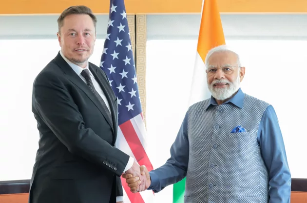 特斯拉執行長馬斯克（左）今年6月即表示，特斯拉打算在印度大舉投資，且打算明年訪問印度。 路透