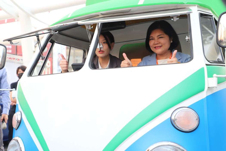 雲林縣長張麗善（右）6月曾赴新竹市取經電動車產業發展經驗，左為新竹市長高虹安。圖／雲林縣政府提供