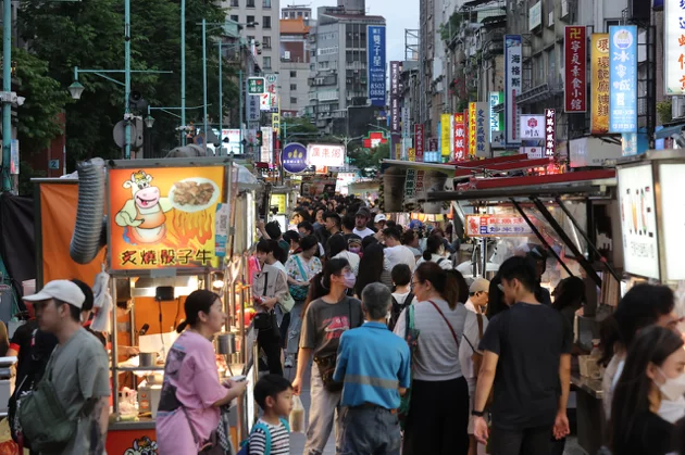 电力景气灯号自7月起连续五个月呈现转向的黄蓝灯，国内景气处于谷底反弹阶段。 记者许正宏／摄影