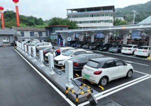 全球一半以上的新能源汽车在中国行驶。图为福建福州充电站里正在充电的新能源汽车。（新华社）