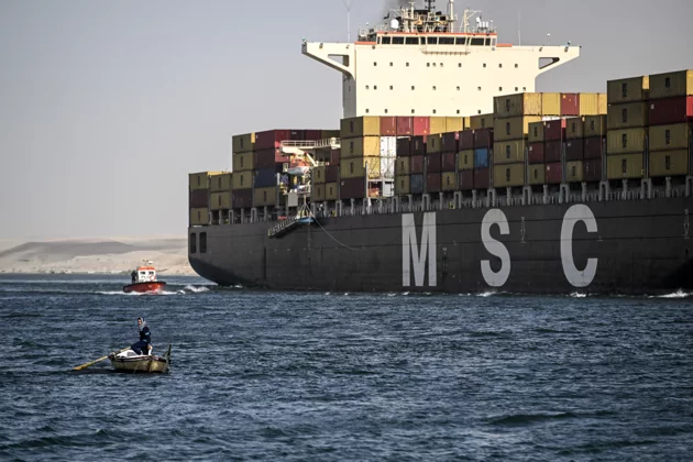 地中海航运公司（MSC）在声明中证实，旗下的货柜船MSC United VIII周二（26日）在行经红海时遭遇袭击。图为MSC一艘货柜船在12月22日行经苏伊士运河。 欧新社