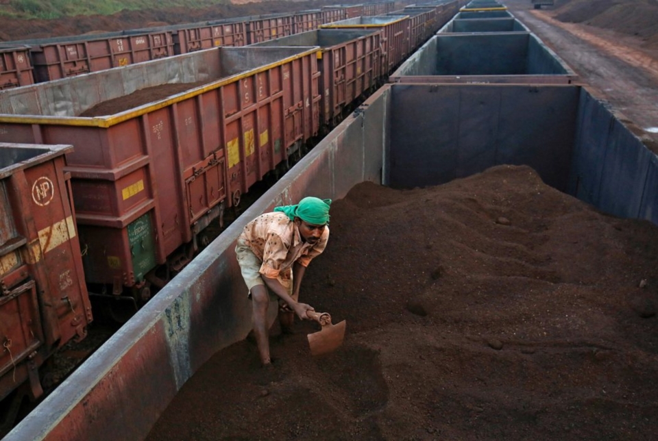 分析師已上調對明年上半年海運鐵礦砂價格的預測，預估上看每噸150美元。路透