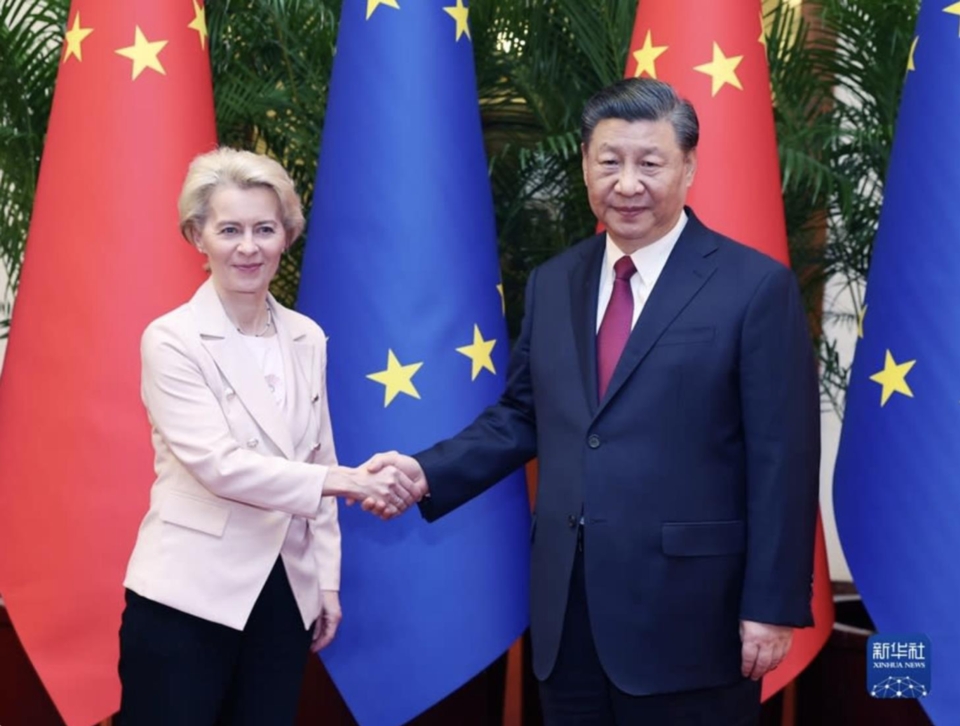 歐盟執委會主席范德賴恩和歐盟理事會主席米歇爾7日赴北京，與習近平主席舉行中歐高峰會。圖為今年4月，范德賴恩與習近平會面。新華網