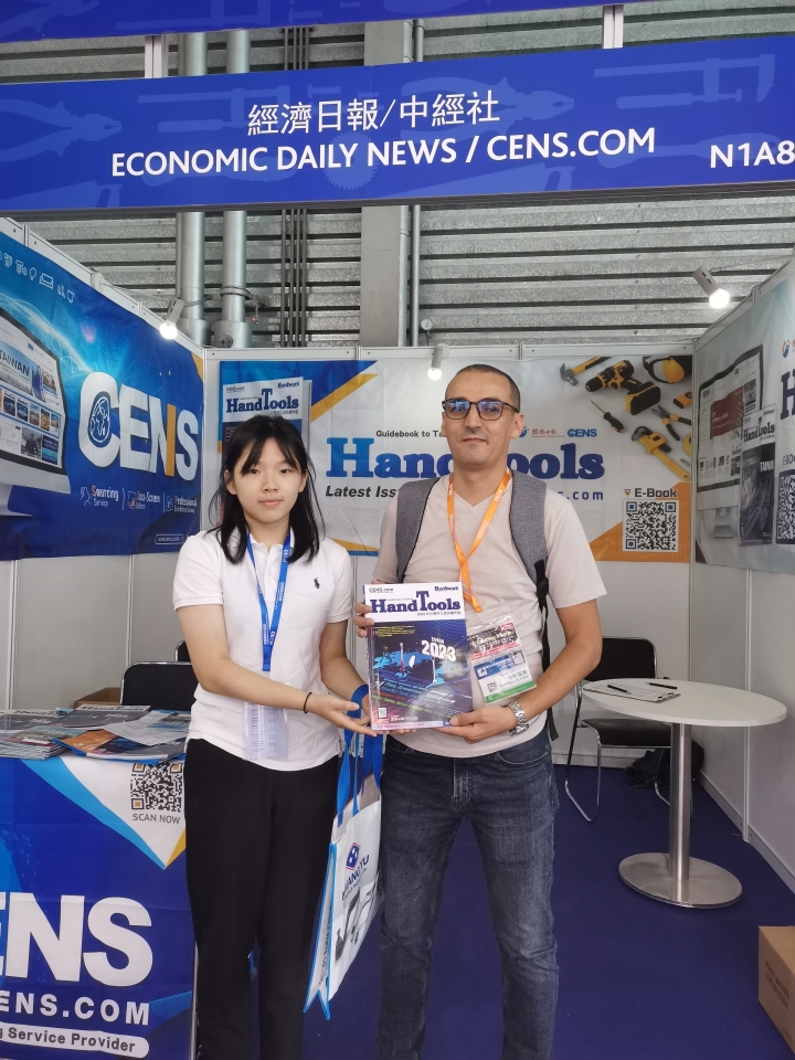 Having filled out CENS` business matchmaking form, international buyers joyfully assembled for a photo alongside a member of the CENS publication team at the China International Hardware Show (CIHS 2023). (Photo courtesy of CENS)