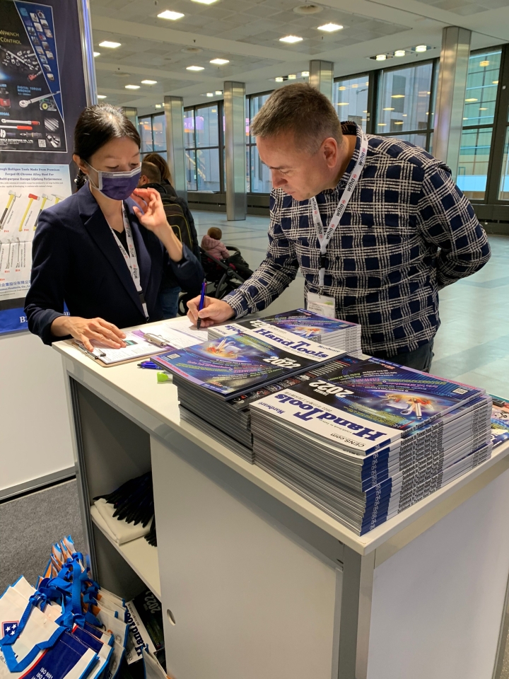 A buyer filled out CENS’ business matchmaking sourcing form at the International Hardware Fair Cologne 2022. (Photo courtesy of CENS)