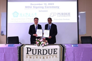 中正前瞻中心主任姚賀騰及普渡大學理工學院工程技術學校教授代表簽署MOU。中正大學／提供