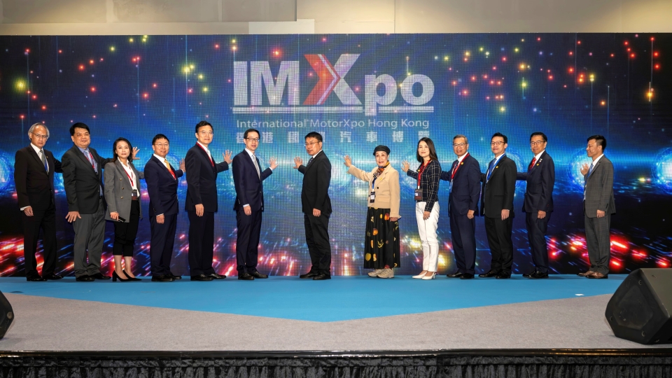 一眾嘉賓為香港國際汽車博覽(IMXpo)2023揭幕，包括中央人民政府駐港聯絡辦經濟部呂峰副部長(右七)、中國汽車工業協會常務副會長兼秘書長付炳峰先生(左四)、全國政協委員、香港中華廠商聯合會候任會長、中華文化學院董事局副主席盧金榮先生(左六)、國際車展香港管理有限公司聯合創辦人歐陽嘉敏女士(左三)、國際車展香港管理有限公司聯合創辦人李菁菁女士(右五)等。