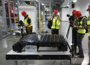 特斯拉（Tesla）在美国内华达州Sparks电池厂安排媒体参访的档案照片。 美联社