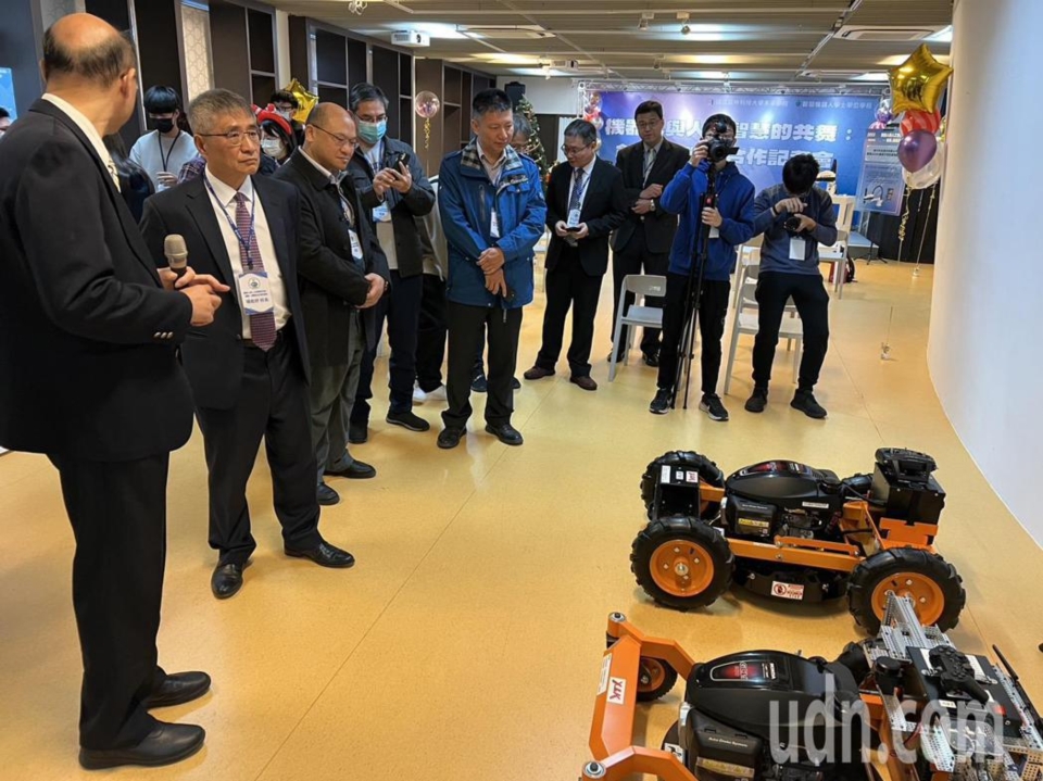 雲林科技大學今天舉辦智慧機器人學程成果展。記者陳雅玲／攝影