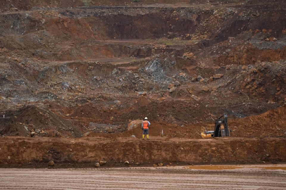 今年鎳價跌幅預期超過40%，為2008年以來最大。圖為最大鎳生產國印尼當地鎳礦場。美聯社