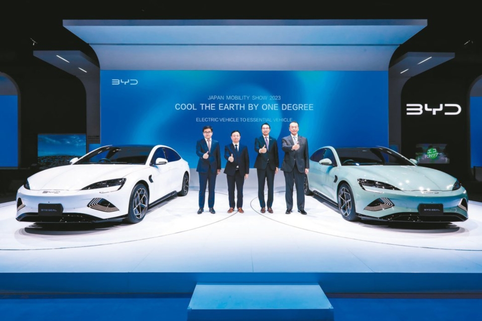年銷量300萬輛目標達成，比亞迪豪擲約88億獎勵經銷商。圖為2023年東京車展，比亞迪董事長王傳福（左2）也親自出席。美聯社