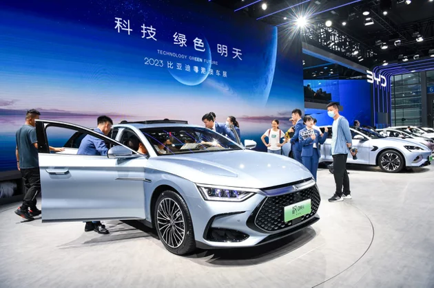 中國比亞迪汽車去年第4季銷量首次超過美國電動車大廠特斯拉。圖為比亞迪日前在粵港澳大灣區的車展展台。 新華社