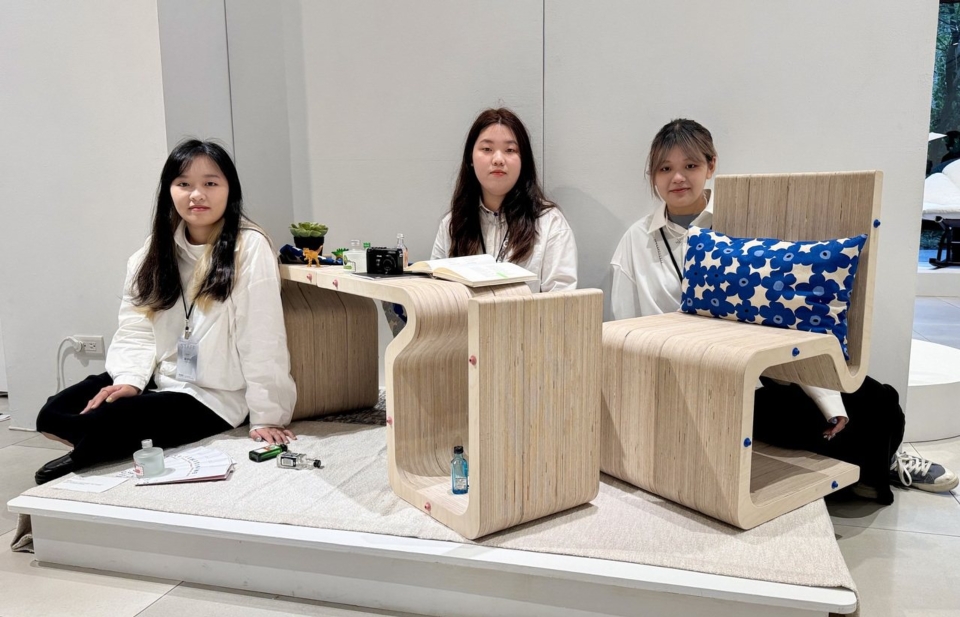 北科大家具專班大三學生鄭伊婷（左起）、郭姵廷、賴佑瑄合作設計「Line」模組化家具。 北科大/提供