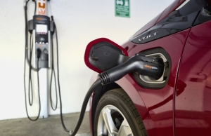 美国去年电动车充电桩安装数量大幅下滑，因财务与经济环境甚具不确定性。美联社
