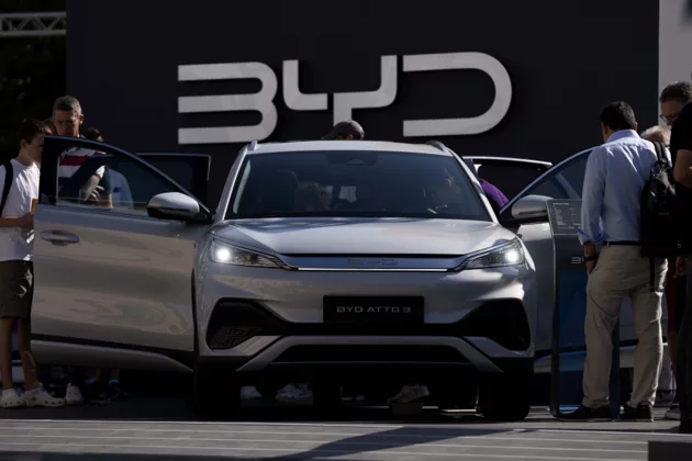 中國比亞迪汽車去年第4季銷量首次超過美國電動車大廠特斯拉；專家表示，比亞迪背後的中國政府之手已經令美國和歐洲擔憂。 （美聯社）
