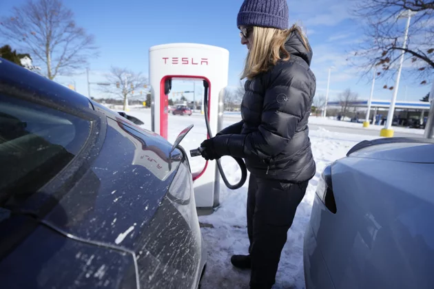 特斯拉（Tesla）继上周在中国大陆降价后，17日又调降德国等欧洲市场的Model Y车款价格，引发需求疑虑，成为电动车产业的最新利空。（美联社）