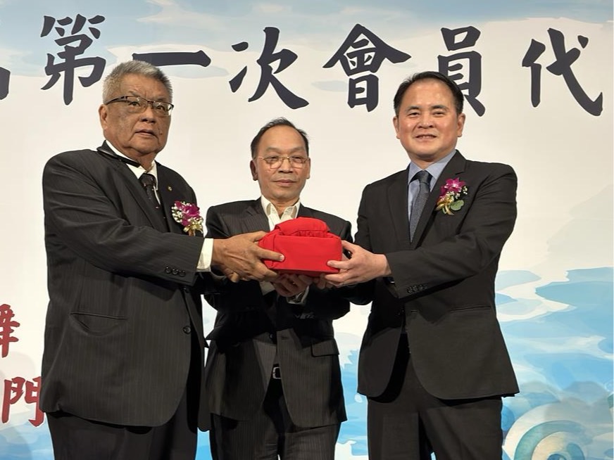 理事長魏燦文(左一)交棒給下任理事長莊大立(右一)。(機械公會提供)