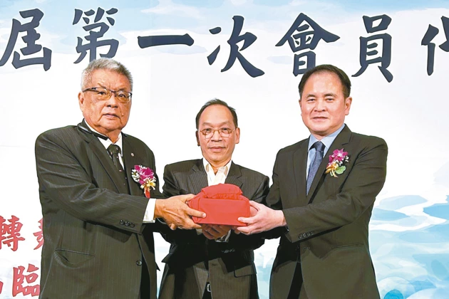 台湾机械公会第29届理事长魏灿文（左）正式交棒给第30届新任理事长庄大立（右）。 记者宋健生／摄影