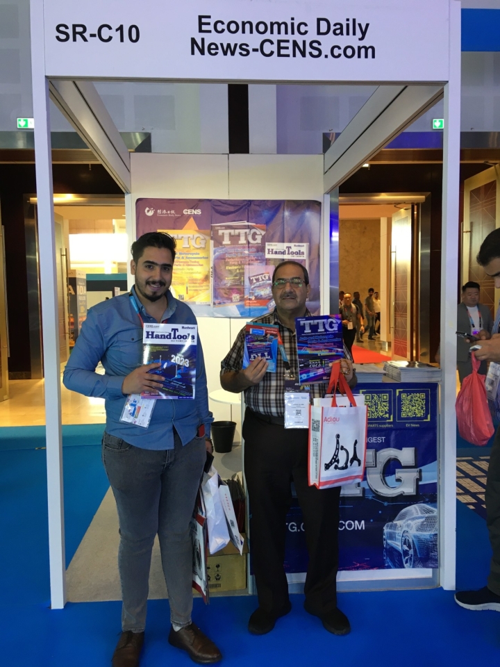 Buyers at Automechanika Dubai 2023 express
satisfaction with CENS’ latest trade magazine.
(Photo courtesy of CENS)