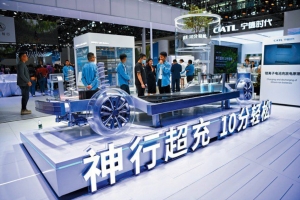 2023年11月的广州车展上，大陆知名电池制造商宁德时代，展示汽车电池模型。香港中通社