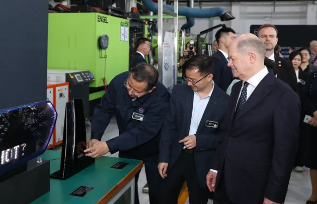 德国总理萧兹（右）在上海参观德资企业科思创亚太创新中心。 （新华社）