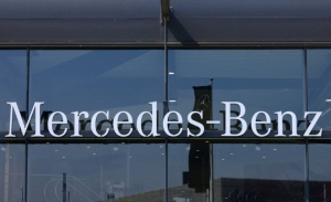 宾士集团（Mercedes-Benz）第1季获利锐减34%，福斯集团（Volkswagen）同期获利也下滑两成。路透