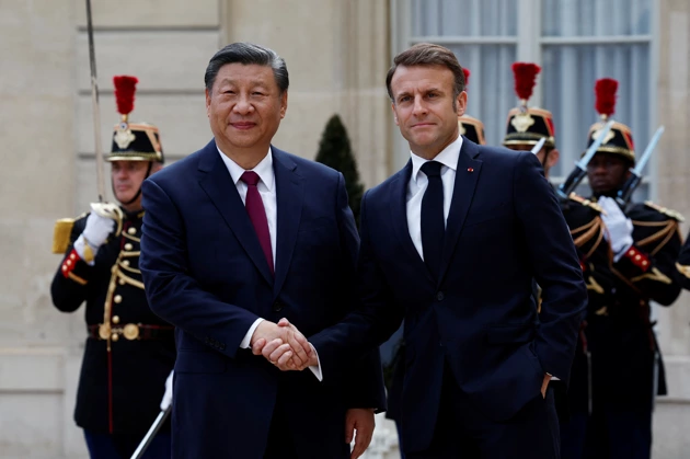 中國國家主席習近平（左）5日晚間抵達法國，6日與法國總統馬克宏（右）會面。 路透