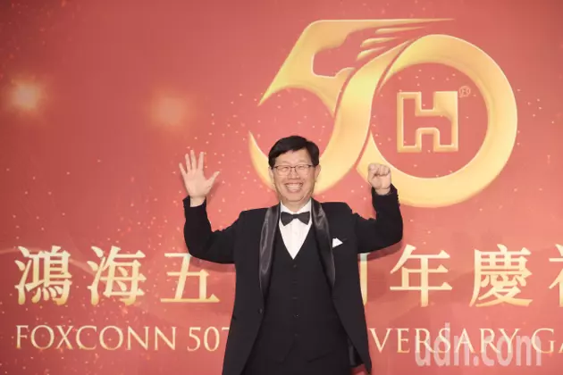 鸿海董事长刘扬伟下午在鸿海50周年晚宴前受访，比著50的手势留影。 记者苏健忠／摄影