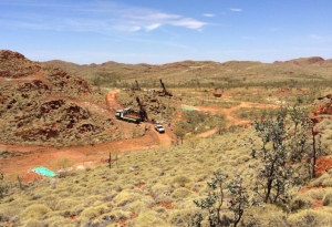 澳洲最大锂矿业者称，锂矿需求回温，今年价格将见阶段性改善。图为Pilbara公司位于西澳的矿场。路透