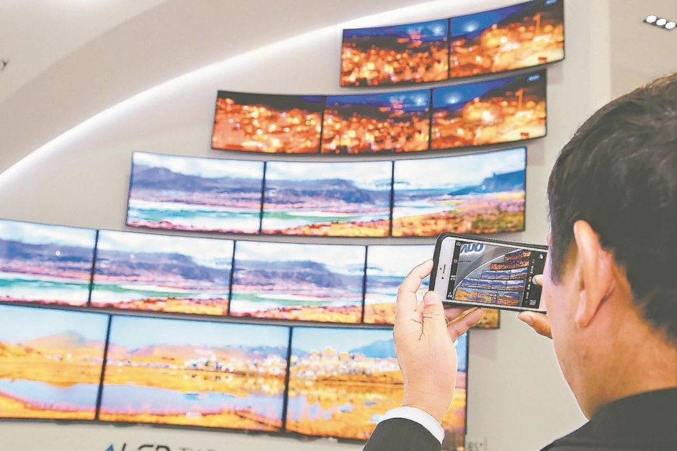 David Hsieh noted that global panel shipments are projected to increase by 2% to 3% compared to last year. Shipments in specific areas have experienced significant growth, ranging from 9% to 15%.