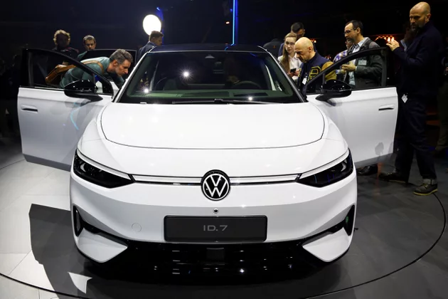 随著欧盟对汽车制造商实施日益严格的减碳要求，福斯汽车集团（Volkswagen AG）在欧洲电动车市场的销量下滑引起关注。路透