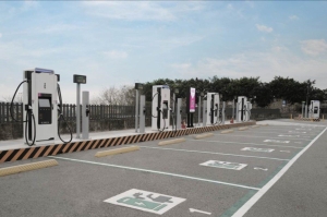 泰安服務區(南站)快充站設有大小型車充電車位。高公局提供
