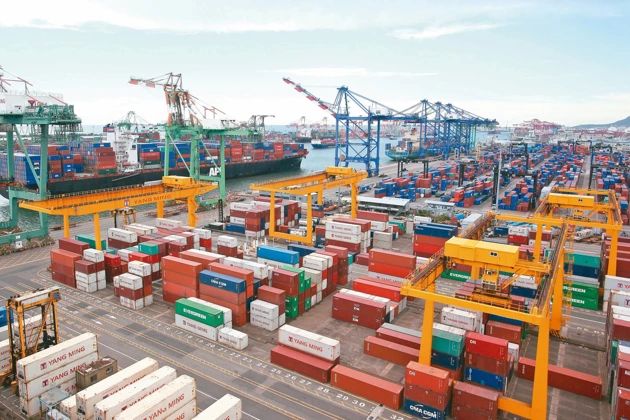 5月出口373.6億美元，年增3.5%，連七個月正成長。圖為高雄港貨櫃碼頭。 聯合報系資料庫