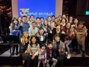 伟圣国际成立35周年，董事长陈金锡(第二排中)与员工、眷属同欢合影。伟圣/提供