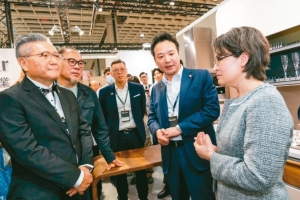 副總統蕭美琴（右一）與室裝全聯會理事長劉易鑫（右五）參觀台北市廚具櫥櫃公會主題館，理事長許家榮（右二起）介紹展區規畫與特色，監事會召集人蘇政欣陪同。北市廚具櫥櫃公會／提供
