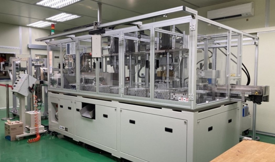 中鋼於廠內建置「自黏鐵芯連續生產示範線」,供下游客戶觀摩及交流,以加速建立及提升國內自黏鐵芯業者的製造能力。(中鋼/提供) 中鋼於廠內建置「自黏鐵芯連續生產示範線」,供下游客戶觀摩及交流,以加速建立及提升國內自黏鐵芯業者的製造能力。(中鋼/提供)