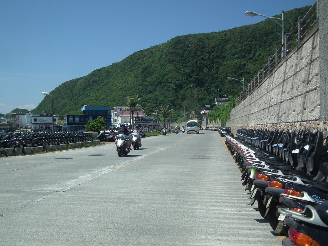 政府欲打造離島成為低碳節能的旅遊島，從2009年推動相關補助或建置軟硬體政策，不過，推行迄今15年，台東縣綠島、蘭嶼電動車依戶籍地掛牌總數量雖有400輛，實際卻幾乎看不到電動車。縣府今年編800萬元設置充電樁，2離島也掛零。記者尤聰光／攝影