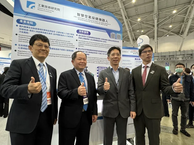 左起為工研院生醫與醫材研究所副所長王兆麟、經濟部產業技術司副司長周崇斌、達明機器人營運長黃識忠、生技中心副執行長李財坤。 王郁倫攝影