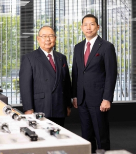 Mr. Akihiro Teramachi, Chairman and CEO of THK, and Mr. Takashi Teramachi, THK's President and COO. 
(Photo courtesy of United Daily News Group)
