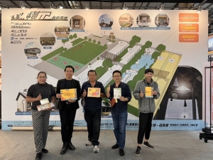 树德科大特聘教授卢圆华（左二），携手产官学界投入台中设计周，策划2024「一建筑一家具•整合设计4.0」-『家具与城市』微型博览会。 树德科大／提供