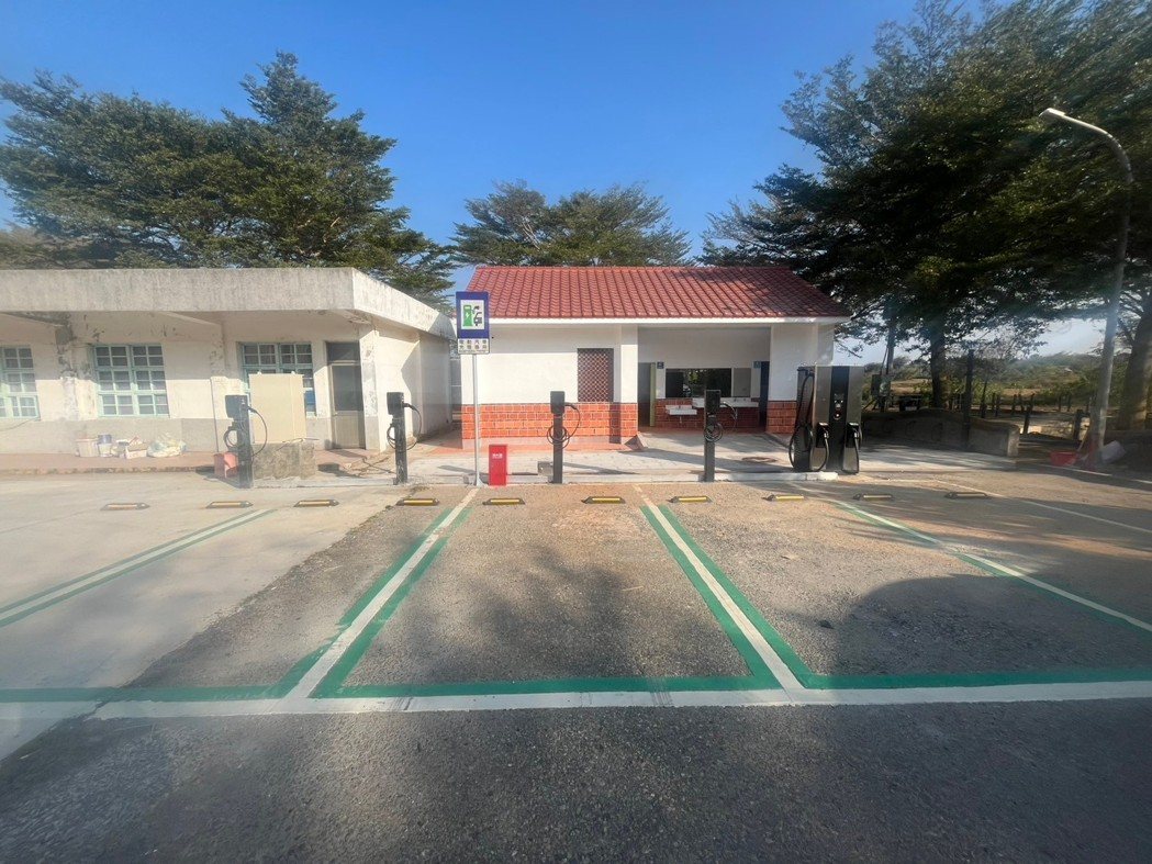 為響應國家「2050淨零碳排」政策，金門縣政府正式啟用16處新增的電動汽車充電站，共設置85座充電樁，展現發展綠色能源與低碳交通的決心。圖／縣府提供