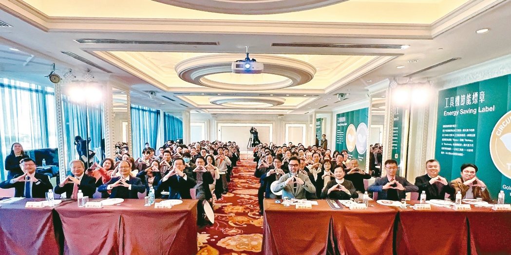 工具機公會與產業鏈公協會代表及會員廠商一起挺台灣。黃奇鐘／攝影