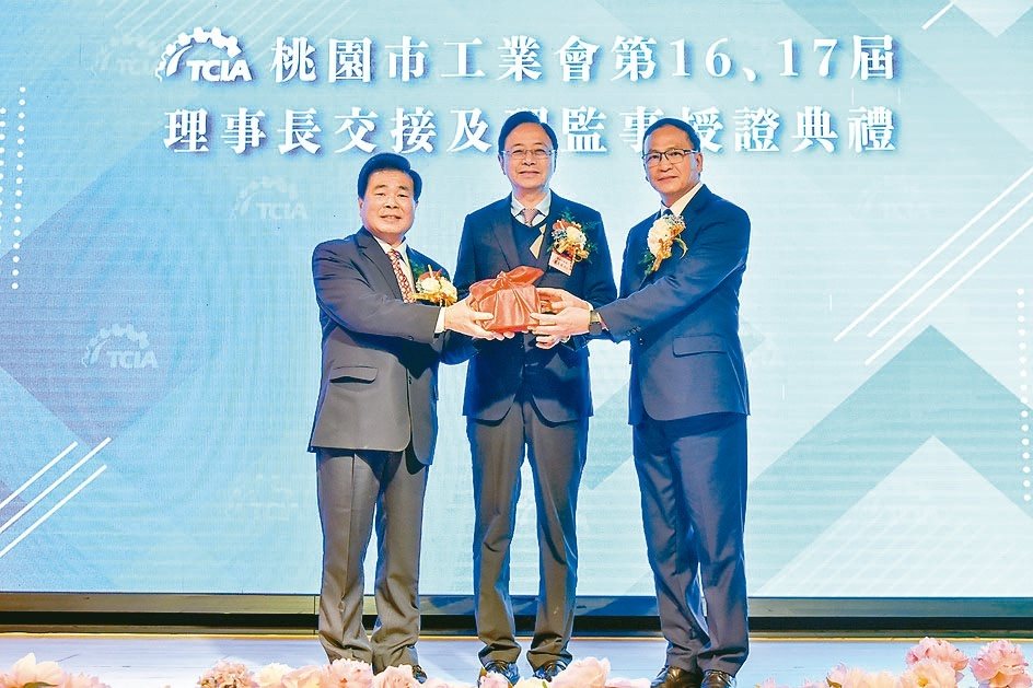 中興大學校友總會理事長莊嘉郁（右起）榮任桃園市工業會第17屆理事長，由桃園市市長張善政代表監交授證。 中興大學／提供