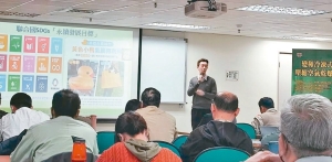 高乾机械经理许志伟在「低碳转型辅导说明会」高雄场解析工厂耗能设备。业者／提供